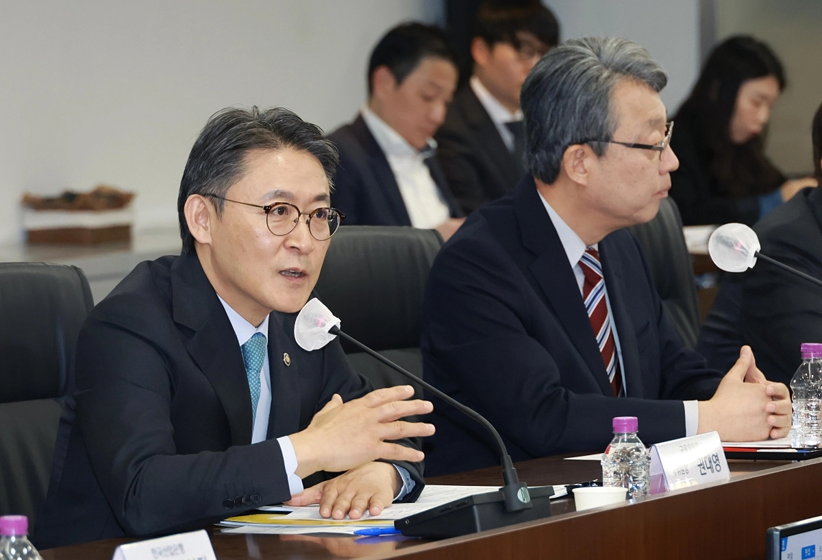 권대영(왼쪽) 금융위원회 부위원장이 26일 서울 여의도 중소기업중앙회에서 열린 ‘국민성장펀드 벤처·혁신 생태계 지원 간담회’에 참석해 발언하고 있다. 이날 권 부위원장은 김성식 국민경제자문회의 부의장과 함께 벤처·중소·중견기업 및 유관기관의 현장 의견을 청취하고 정책 건의사항을 논의했다. 금융위 제공