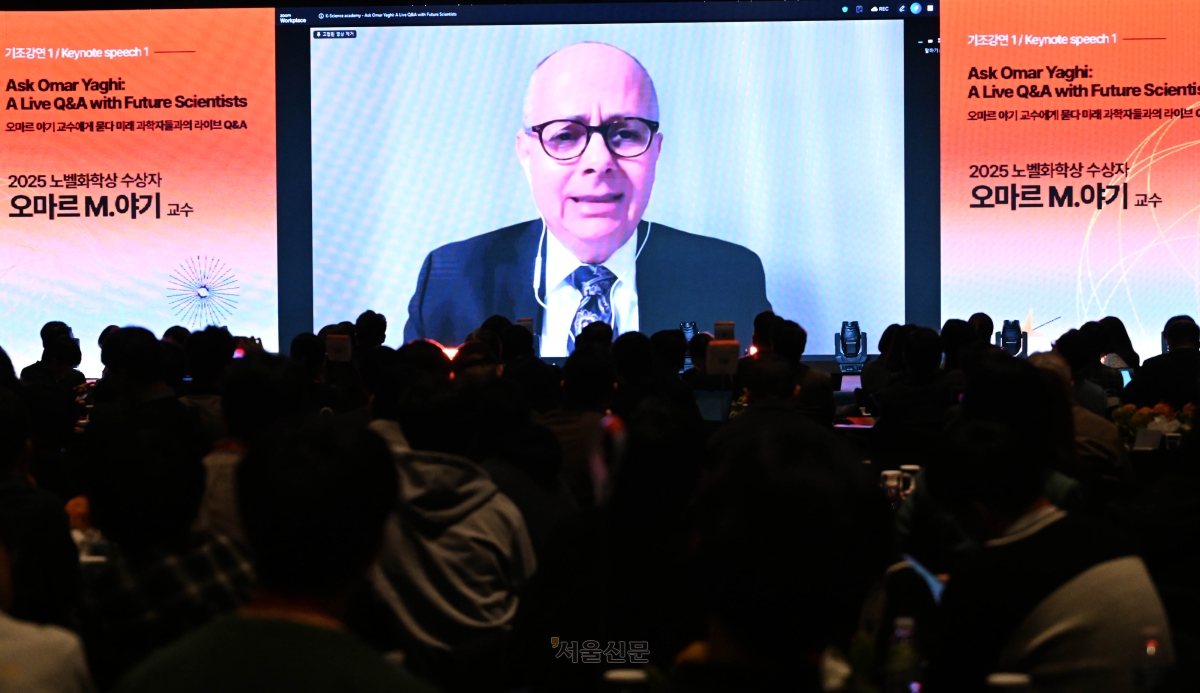 2025 노벨화학상 수상자인 오마르 M.야기 캘리포니아대 버클리 화학과 교수가 26일 서울 중구 신라호텔에서 열린 ‘호반그룹과 함께하는 K-과학인재 아카데미’에서 기조강연을 하고 있다. 2026.3.26 홍윤기 기자