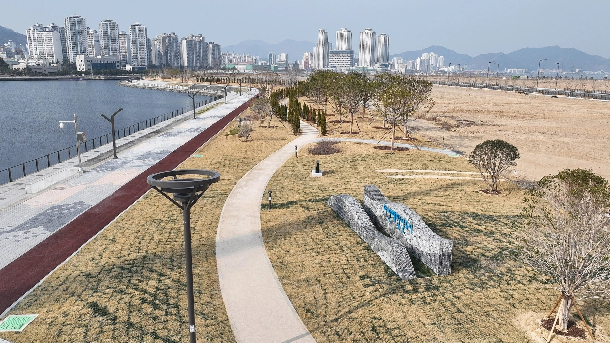 경남 창원시 마산해양신도시 해안산책로. 2026.3.26. 창원시 제공
