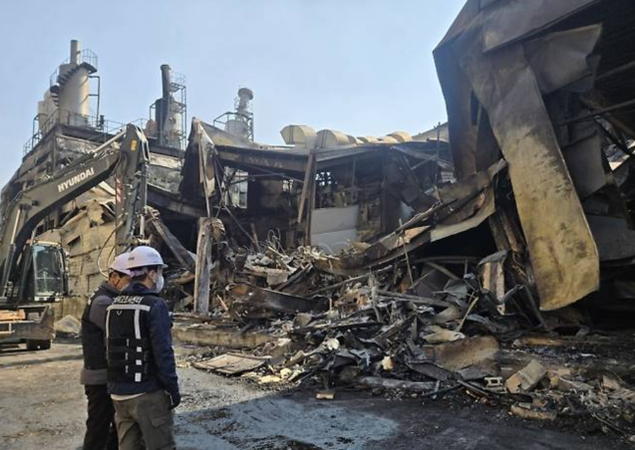 화재로 대전 대덕구 문평동 안전공업 공장 건물이 무너져 내려앉아 있다.  서울신문DB