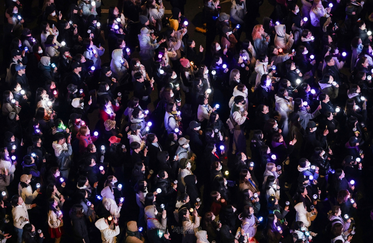 21일 서울 종로구 광화문광장에서 관객들이 BTS 컴백 라이브: 아리랑‘(BTS THE COMEBACK LIVE | ARIRANG)을 관람하고 있다. 2026.03.21 사진공동취재단