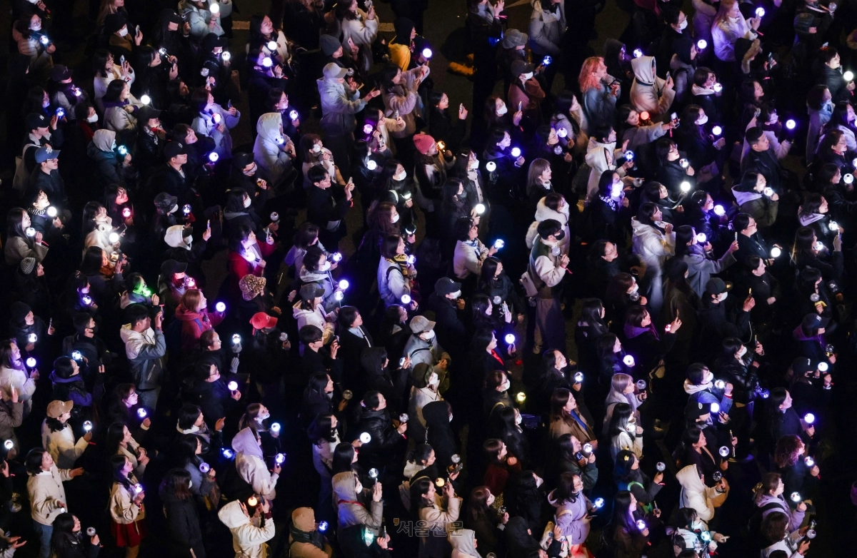 21일 서울 종로구 광화문광장에서 관객들이 BTS 컴백 라이브: 아리랑‘(BTS THE COMEBACK LIVE | ARIRANG)을 관람하고 있다. 2026.03.21 사진공동취재단