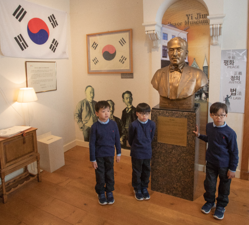 2018년 4월 네덜란드 헤이그에 있는 이준열사기념관을 방문한 송일국 배우와 세 아들 대한, 민국, 만세. 뒤쪽 벽에 1907년 만국평화회의에 참석하기 위해 헤이그에 간 특사단 이상설·이준·이위종을 찍은 사진이 붙어 있다.  송일국 배우 제공