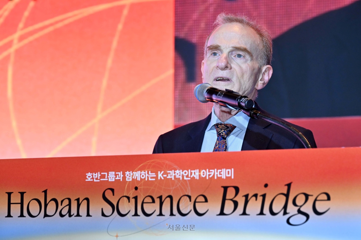 랜디 셔크먼 캘리포니아대 버클리 교수가 26일 서울 중구 신라호텔에서 열린 ‘호반그룹과 함께하는 K-과학인재 아카데미’에서 ‘파킨슨병을 기초과학으로 해결하기’를 주제로 기조강연을 하고 있다. 2026.3.26 홍윤기 기자