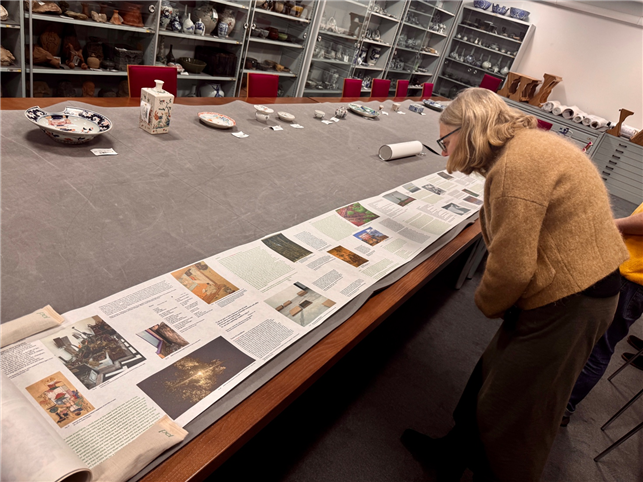 애쉬몰린 박물관 동아시아미술부 수장고에서 큐레이터가 이 교수의 두루마리 형태 논문을 살펴보고 있다. 카이스트 제공