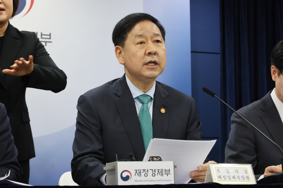 구윤철 부총리 겸 재정경제부 장관이 26일 서울 종로구 정부서울청사에서 열린 비상경제 점검회의 관련 관계부처 합동브리핑에서 중동 전쟁에 따른 비상경제 대응방안을 발표하고 있다. 연합뉴스,