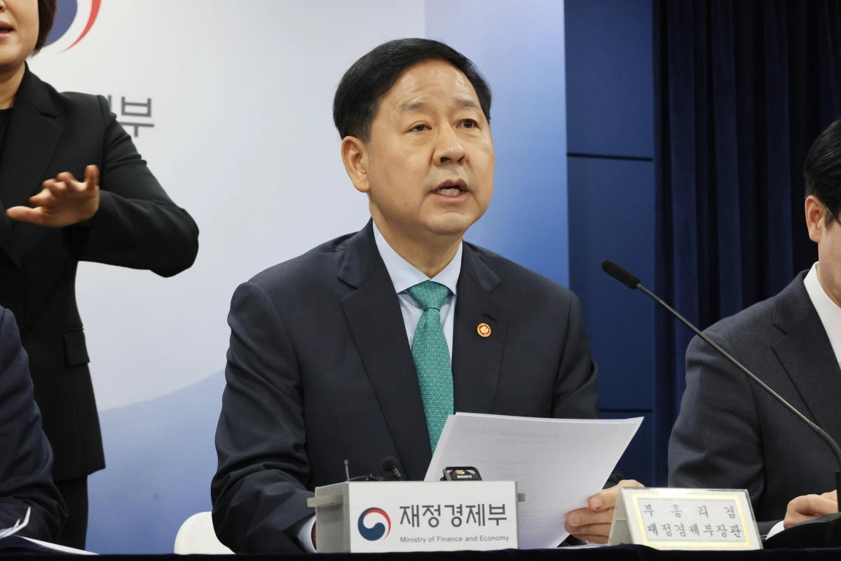 구윤철 부총리 겸 재정경제부 장관이 26일 서울 종로구 정부서울청사에서 열린 비상경제 점검회의 관련 관계부처 합동브리핑에서 중동 전쟁에 따른 비상경제 대응방안을 발표하고 있다. 연합뉴스,