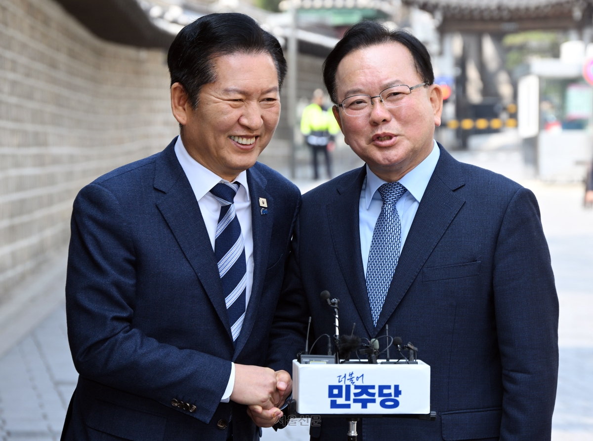 정청래(왼쪽) 더불어민주당 대표와 김부겸 전 국무총리가 26일 서울 중구 한 식당에서 회동한 뒤 기자들과 만나 회동 내용에 관해 설명하고 있다. 2026.3.26 국회 사진기자단