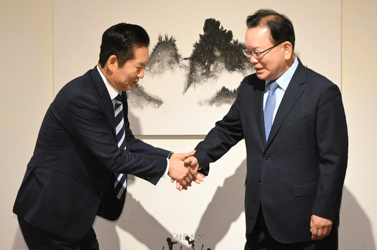 정청래(왼쪽) 더불어민주당 대표와 김부겸 전 국무총리가 26일 서울 중구 한 식당에서 회동 전 손을 맞잡고 있다. 2026.3.26 국회 사진기자단