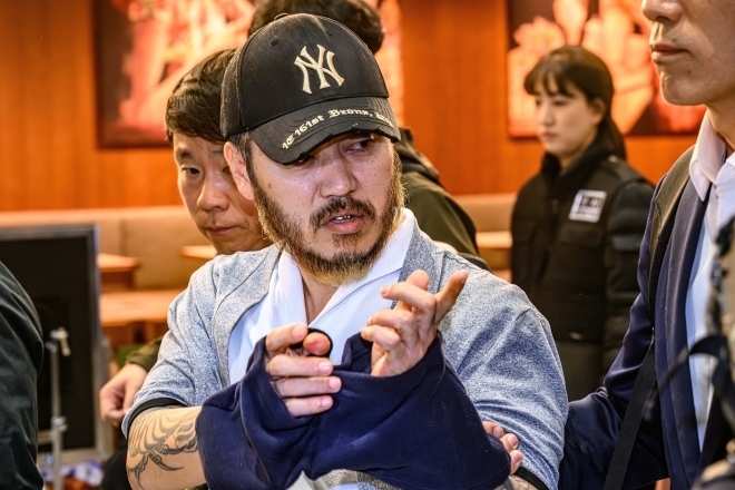 기자 째려보며 “넌 남자도 아냐” - ‘마약왕’ 박왕열이 25일 인천국제공항을 통해 국내로 압송되며 한 기자와 눈이 마주치자 손가락질을 하면서 “넌 남자도 아녀(아니야)”라고 말을 내뱉고 있다.  뉴스1