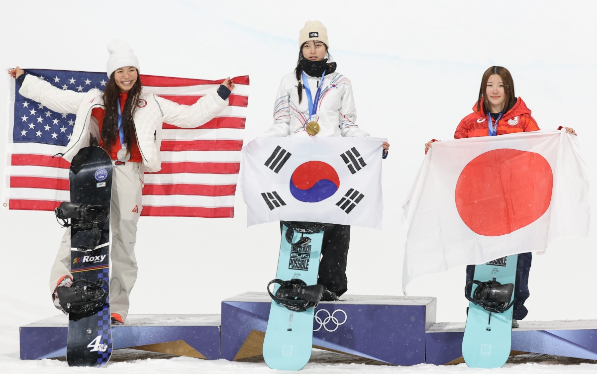12일(현지시간) 이탈리아 리비뇨 스노파크에서 열린 2026 밀라노·코르티나담페초 동계 올림픽 스키 스노보드 여자 하프파이프 결선에서 90.25점을 획득해 금메달을 획득한 한국 최가온이 시상대에 올라 태극기를 펼치고 있다. 2026.2.13 연합뉴스