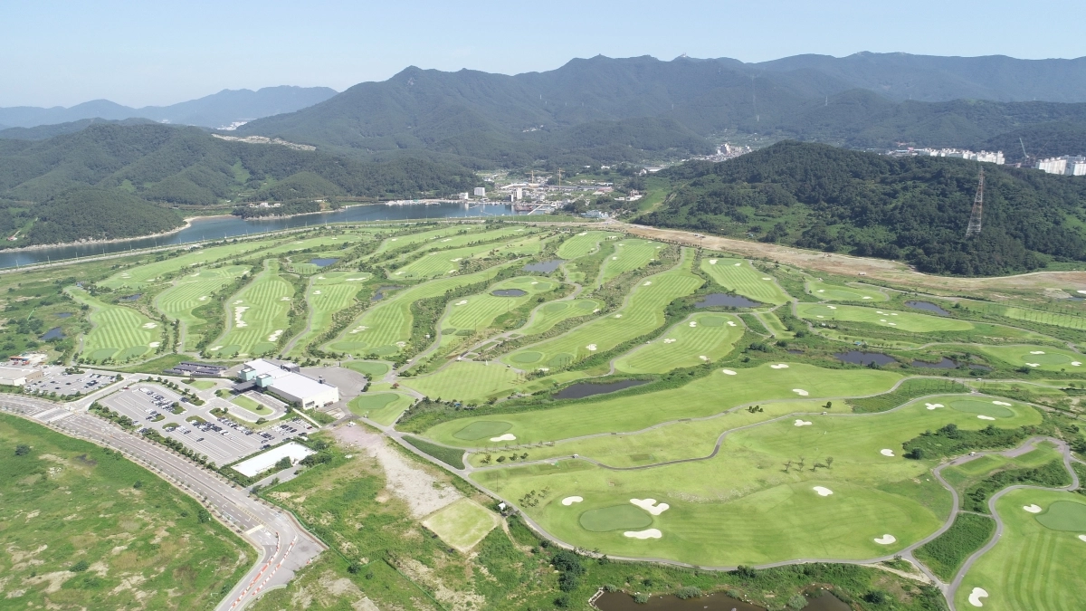 창원 웅동1지구 내 골프장. 4월부터 ‘진해신항CC’로 이름을 바꾸고 경남개발공사 직영 체제로 운영한다. 2026.3.26. 부산진해경제자유구역청 제공