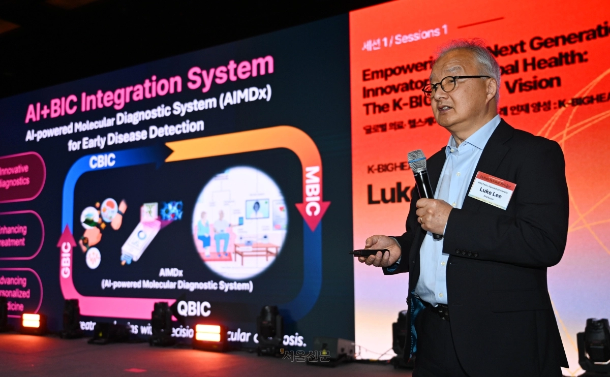 글로벌 헬스케어 의공학연구소(K-BIGHEART) 소장인 루크 리(Luke Lee) 하버드대 의대 교수가 26일 서울 중구 신라호텔에서 열린 ‘호반그룹과 함께하는 K-과학인재 아카데미’에서 ‘글로벌 의료·헬스케어 혁신을 이끌 미래 인재 양성: K-BIGHEART 비전’을 주제로 세션1 강연을 하고 있다. 2026.3.26 홍윤기 기자