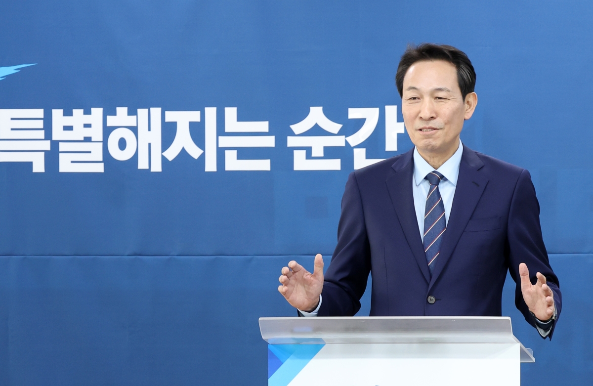 6·3 지방선거에서 나선 우상호 더불어민주당 강원지사 예비후보가 15일 강원도당에서 열린 기자회견에서 춘천 동내면 고은리 신청사 건립에 관한 견해를 밝히고 있다. 2026.3.15 연합뉴스