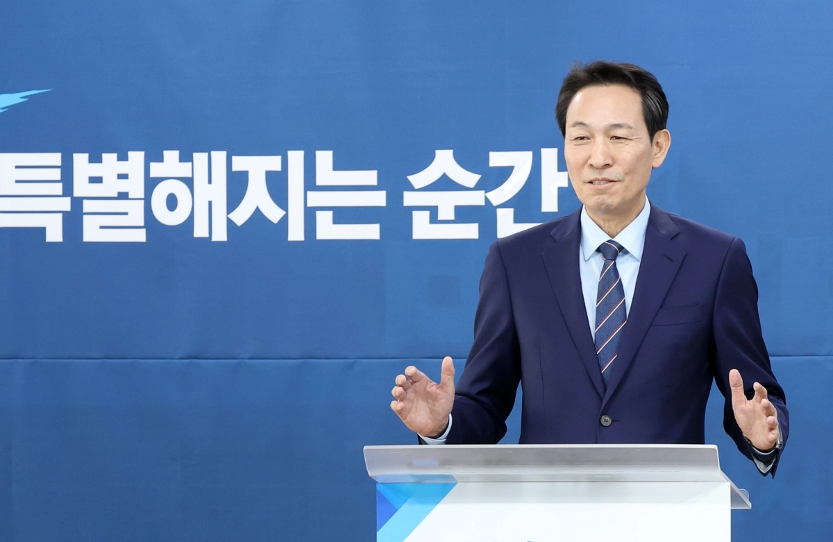 6·3 지방선거에서 나선 우상호 더불어민주당 강원지사 예비후보가 15일 강원도당에서 열린 기자회견에서 춘천 동내면 고은리 신청사 건립에 관한 견해를 밝히고 있다. 2026.3.15 연합뉴스