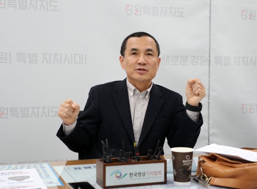 김진태 강원지사가 16일 도청에서 가진 기자간담회에서 신청사 건립비 재원에 대해 설명하고 있다. 2026.3.16 연합뉴스