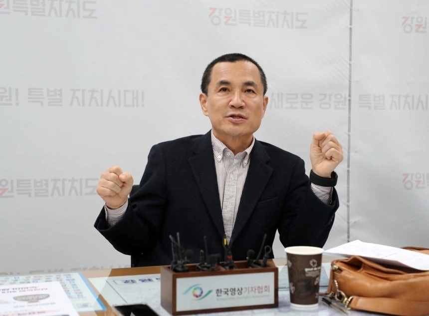 김진태 강원지사가 16일 도청에서 가진 기자간담회에서 신청사 건립비 재원에 대해 설명하고 있다. 2026.3.16 연합뉴스