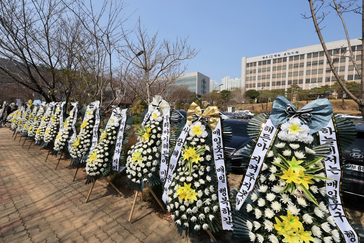 26일 전남 순천시 왕지동 광주지방법원 순천지원 앞에 친모의 학대로 숨진 생후 4개월 ‘해든이’를 추모하는 화환이 늘어서 있다. 2026.3.26 연합뉴스