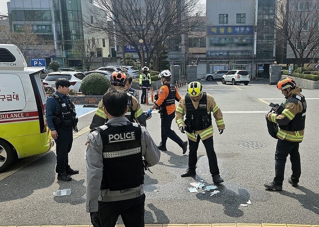 26일 오전 10시 49분쯤 울산 북구 동울산세무서 청사 앞 야외주차장에서 50대 남성 A씨가 분신을 시도해 2명이 중경상을 입었다. 출동한 소방대원들이 현장을 정리하고 있다. 연합뉴스