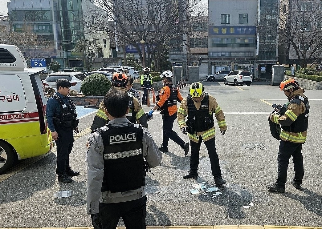 26일 오전 10시 49분쯤 울산 북구 동울산세무서 청사 앞 야외주차장에서 50대 남성 A씨가 분신을 시도해 2명이 중경상을 입었다. 출동한 소방대원들이 현장을 정리하고 있다. 연합뉴스