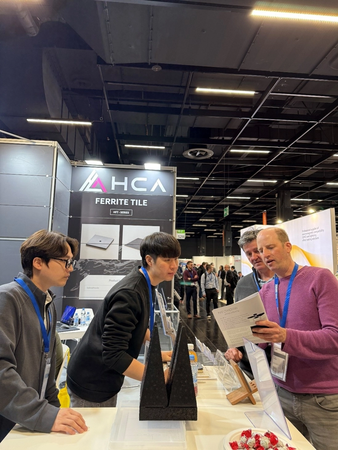 에이치씨에이(HCA)가 지난 24일(현지 시간)부터 독일 쾰른에서 열린 전자파 적합성(EMC) 전문 전시회 ‘EMV 2026’에서 고객들에게 회사의 기술 경쟁력을 설명하고 있다. HCA 제공