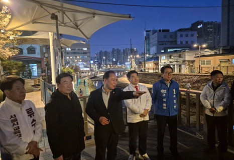 성북천 낙하분수 및 경관조명 시연식에서 이병윤 위원장