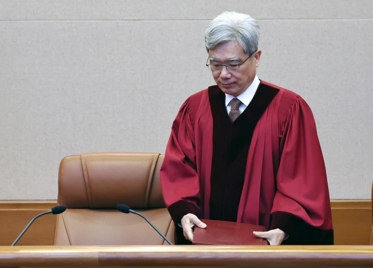 김상환 헌법재판소장이 26일 오후 서울 종로구 헌법재판소에서 열린 병역법 제85조 위헌제청에 대한 위헌법률심판사건 등 선고를 위해 대심판정에 들어서고 있다. 뉴스1