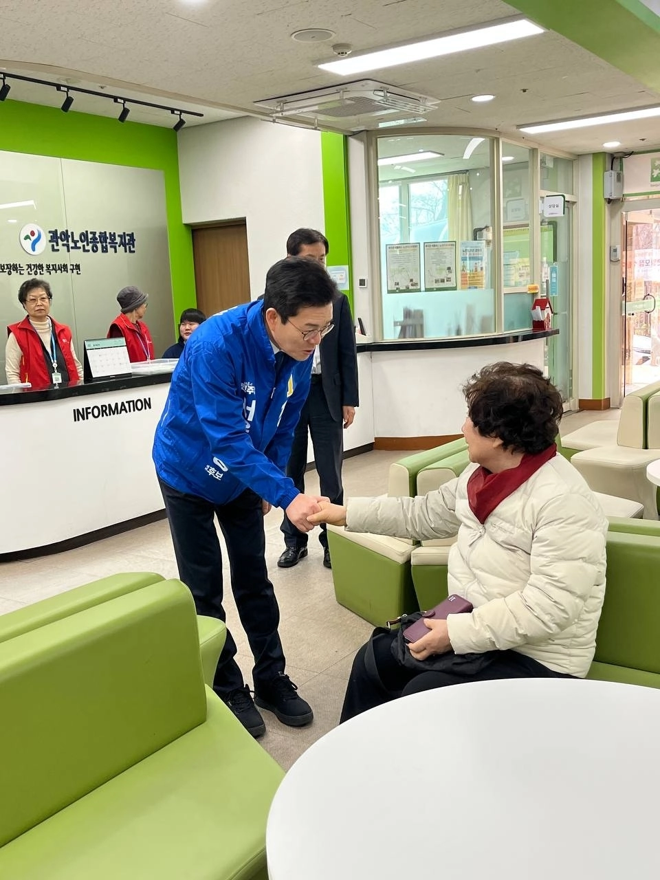 더불어민주당 정원오 서울시장 예비후보가 26일 서울 관악구 관악노인종합복지관을 찾아 시민에게 인사를 건네고 있다. 정원오 캠프 제공