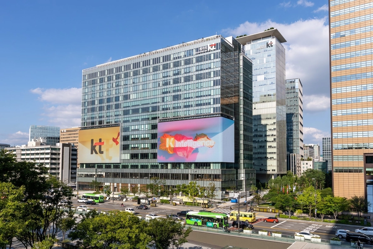서울 광화문에 위치한 KT WEST 사옥 전경. 건물 전면에 설치된 대형 미디어월이 미래 비전을 선명하게 전달하고 있다. KT 제공