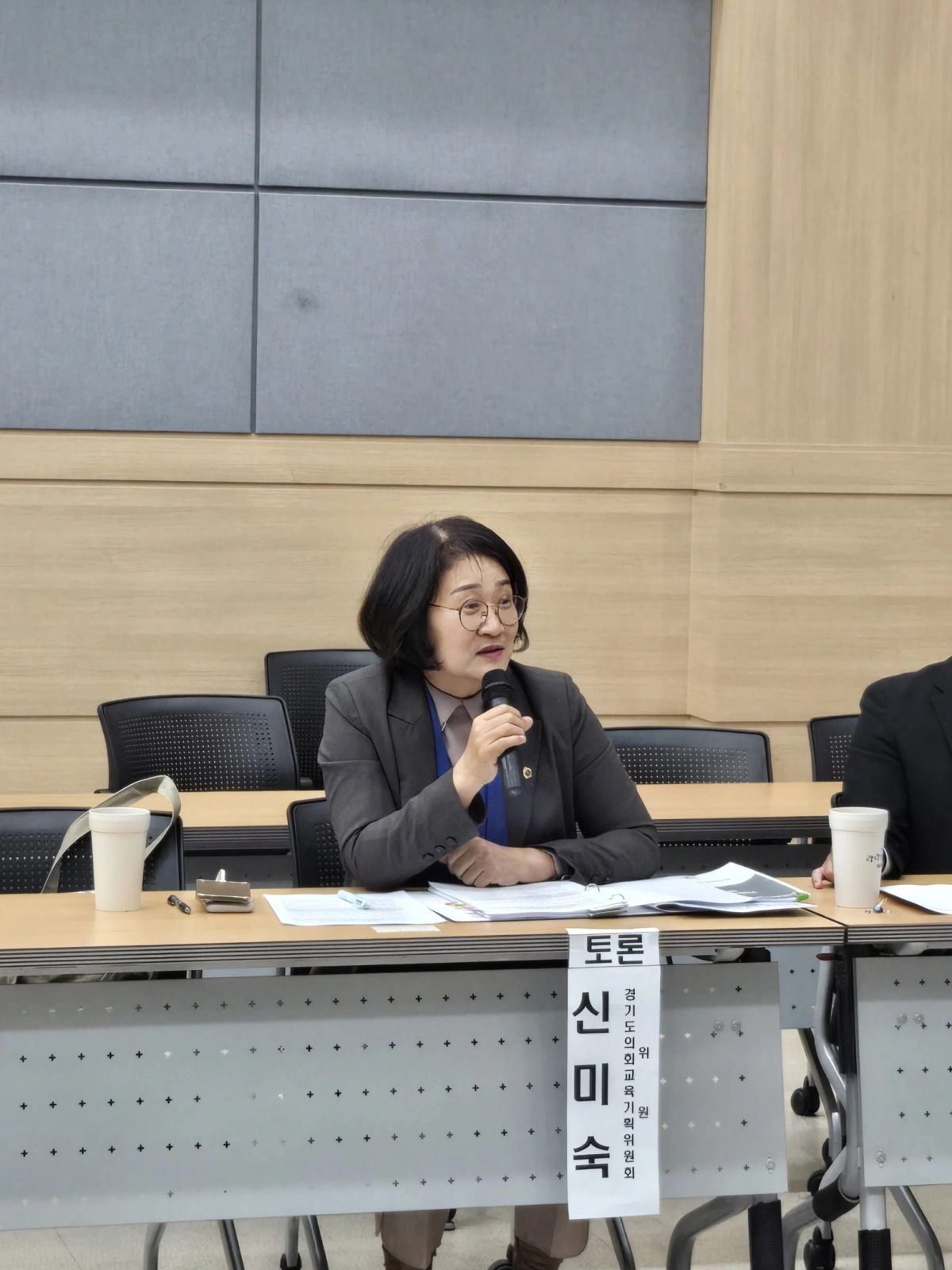 신미숙 의원이 25일 경기지속가능농정연구소 토론회에 참석해 친환경 공공급식 확대를 위한 정책 방향을 제시하고 있다.(사진=경기도의회)