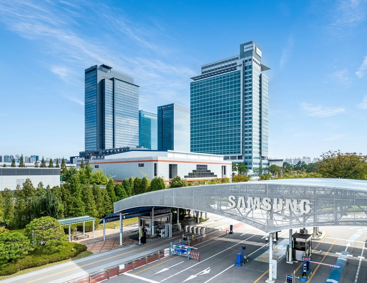 ‘SAMSUNG’ 로고가 선명하게 새겨진 주 출입구 캐노피 위로, 첨단 R＆D 타워들이 웅장한 위용을 드러내고 있다. 삼성전자 제공