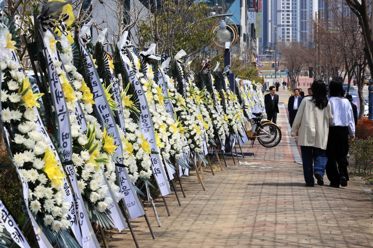 6일 전남 순천시 왕지동 광주지방법원 순천지원 앞에 친모의 학대로 숨진 생후 4개월 ‘해든이’를 추모하는 화환이 늘어서 있다. 2026.3.26 연합뉴스