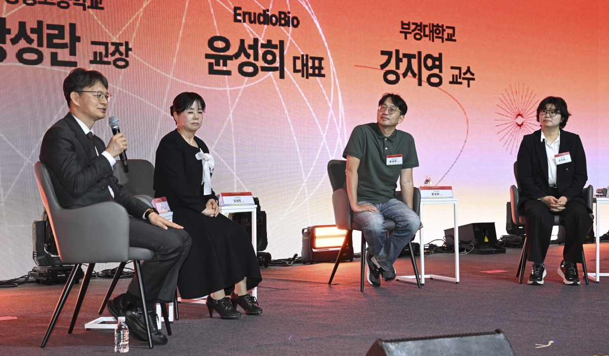 26일 서울 중구 신라호텔에서 열린 ‘K-과학인재 아카데미 선포식’에서 ‘과학인재의 시작-육성이 아닌 유인의 문제이다’를 주제로 열린 타운홀 미팅에서 참석자들이 발언하고 있다. 왼쪽부터 송근현 교육부 대학정책관, 강성란 능동고 교장, 윤성희 에루디오바이오코리아 대표,  강지영 부경대 과학컴퓨팅학과 교수. 이지훈 기자