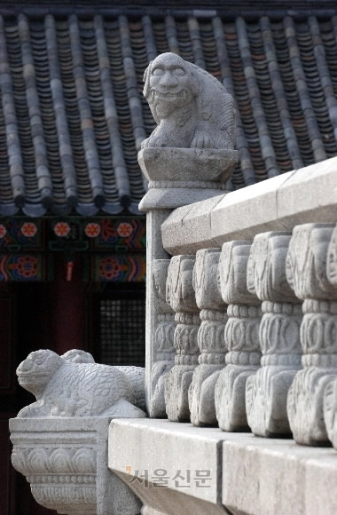 경복궁 근정전의 기단에 조각된 해태와 방위신상 등 석조 조각물들은 조선 후기를 대표하는 조각미술품들이다. 서울신문DB