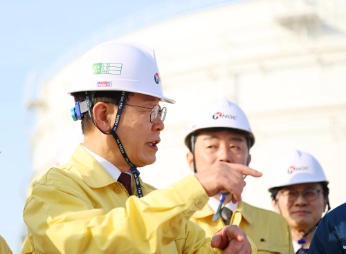 이재명 대통령이 26일 충남 한국석유공사 서산 비축기지에서 시찰 중 발언하고 있다. 2026.3.26 서산 연합뉴스