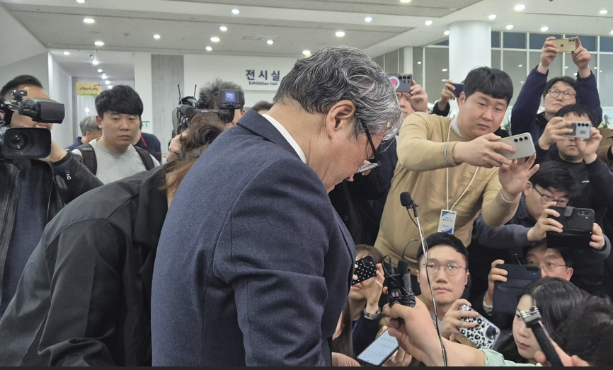 대형 참사 발생 후 희생자와 유족에 대한 막말 논란으로 공분을 사고 있는 손주환 안전공업 대표가 26일 대전시청에 마련된 합동분향소를 찾아 사과문을 발표하고 있다.