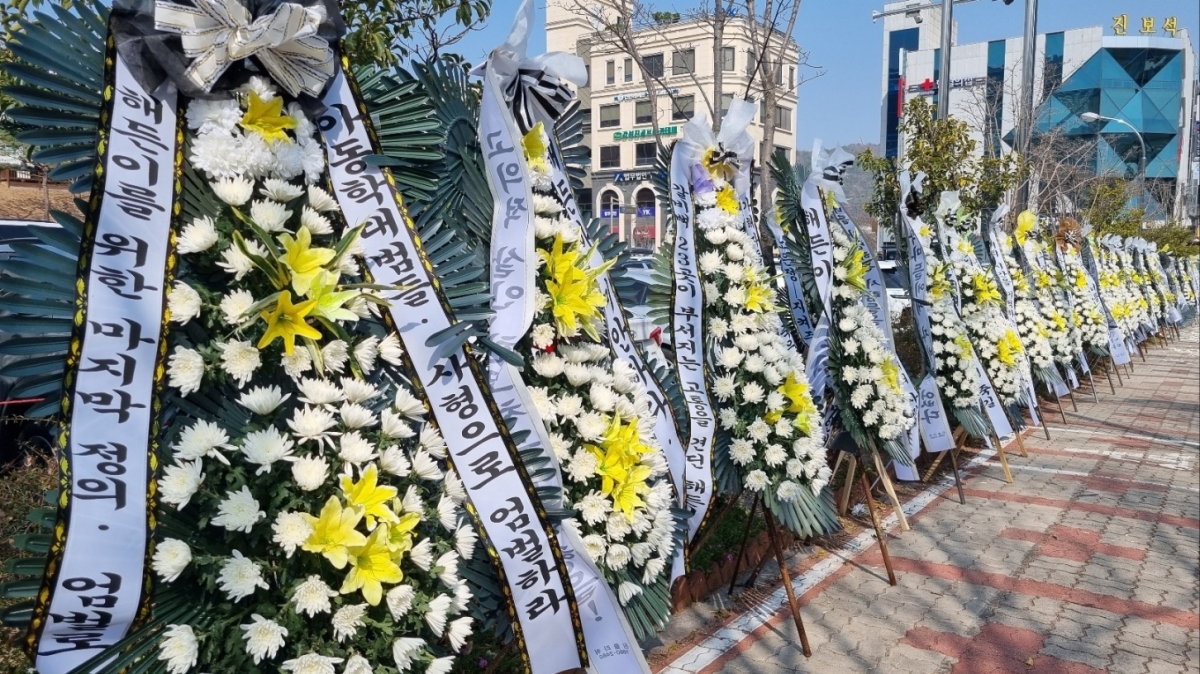 광주지법 순천지원 앞 도로에 4개월 신생아의 죽음을 안타까워 하는 근조화환 150여개가 세워져 있다.