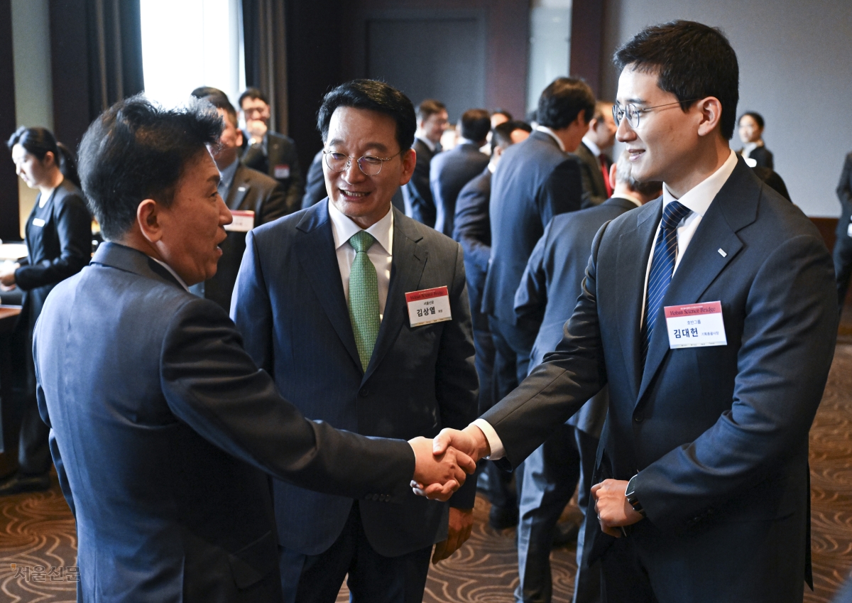 김상열(가운데) 서울신문 회장과 김대헌(오른쪽) 호반그룹 기획총괄사장이 26일 서울 중구 신라호텔에서 열린 ‘K-과학인재 아카데미’ 비전선포식에서 내빈인 함영주 하나금융지주 회장을 맞고 있다. 이지훈 기자