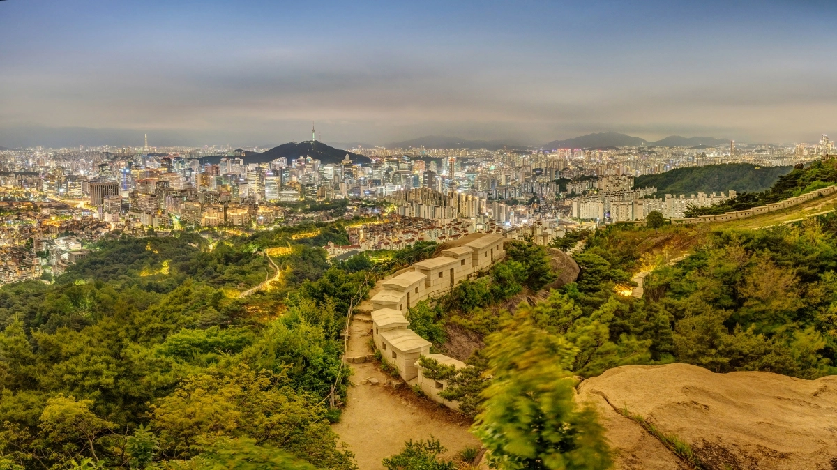 서울 한양도성 인왕산 구간에서 바라본 밤풍경. 해가 지면서 불을 밝힌 사대문 안 건물들과 인왕산 풍경이 어우려져 절경을 이룬다. 우리 문화재와 문화유산 사진에 천착해온 서헌강 작가가 2024년 5월 31일 촬영했다. 서울시 제공