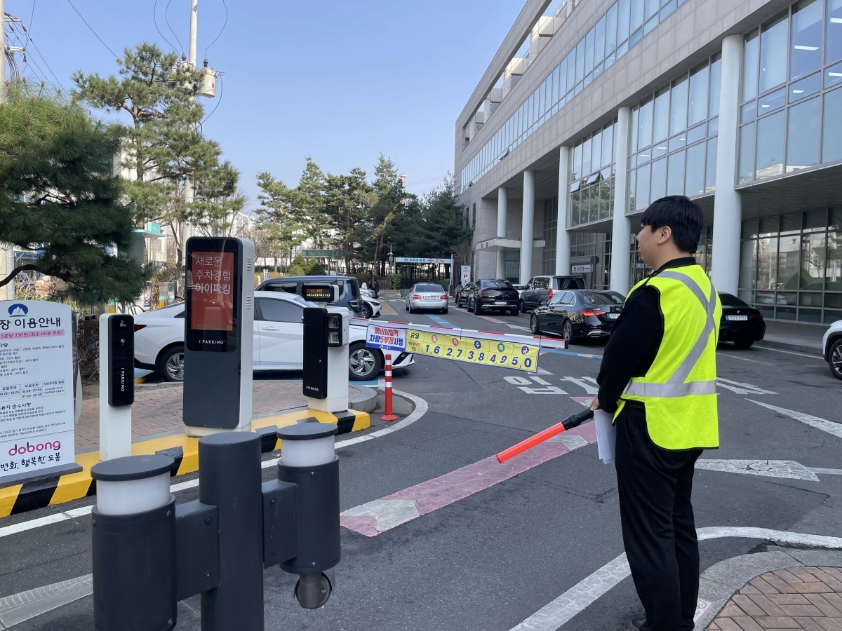 도봉구 관계자가 지난 25일 구청 주차장 입구에서 ‘승용차 5부제(요일제)’ 관련 안내를 하고 있다. 도봉구 제공