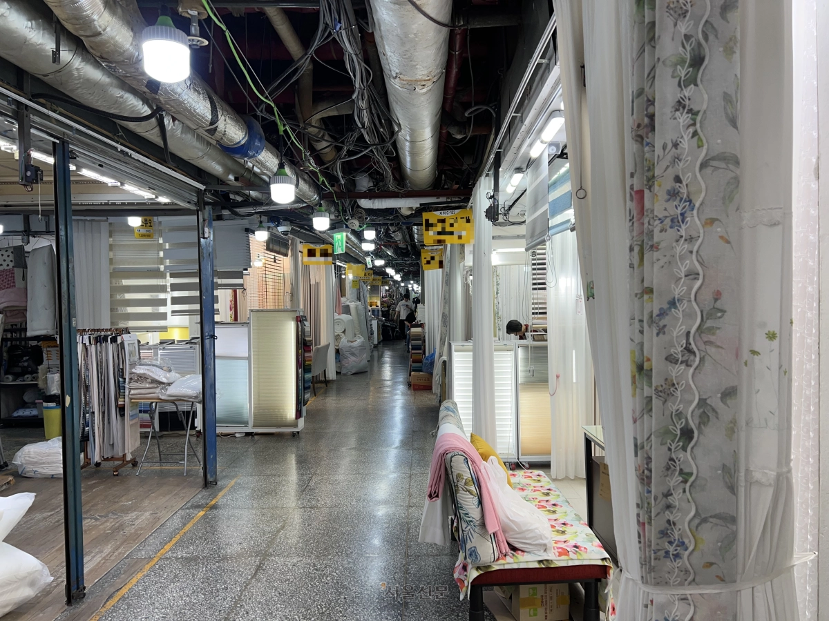지난 25일 서울 종로구 동대문종합시장 원단 상가가 손님 없이 텅 비어 있는 모습. 이지 수습기자