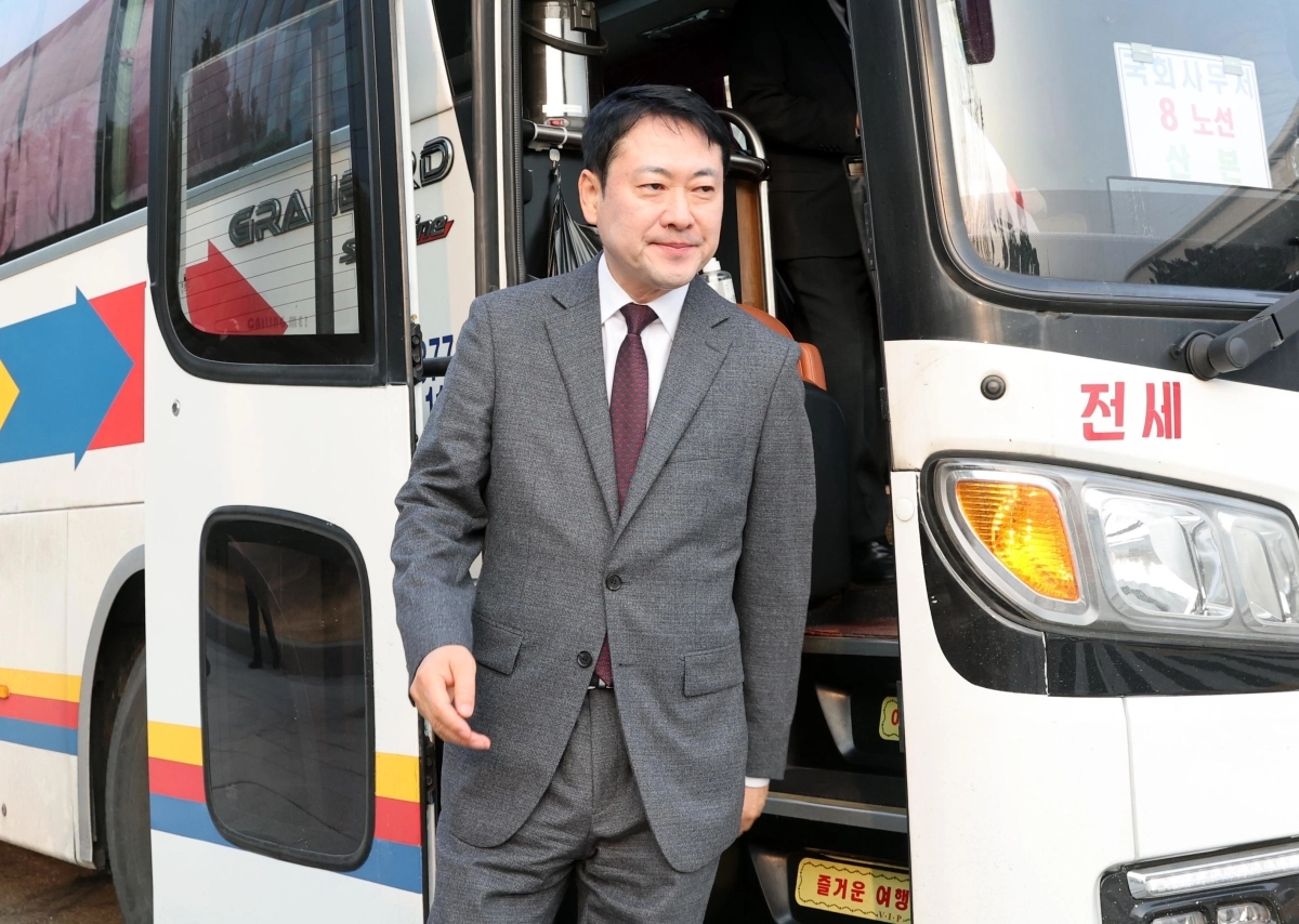 장동혁 국민의힘 대표가 26일 차량 5부제 시행에 따라 통근버스를 이용해 국회로 출근하고 있다. 뉴스1