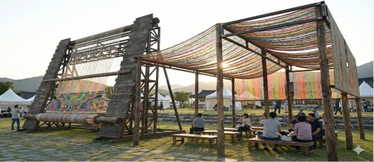 대형 베틀을 활용해 직물을 완성하는 ‘직공의 길’ 체험장.