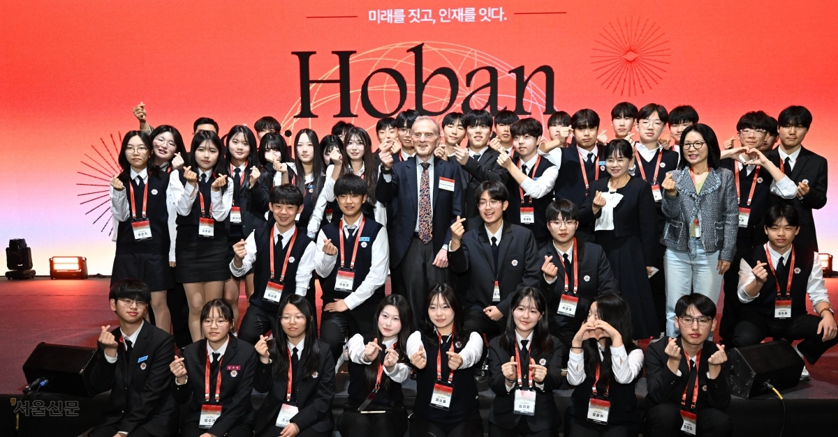 노벨상 수상자와 함께 ‘손가락 하트’