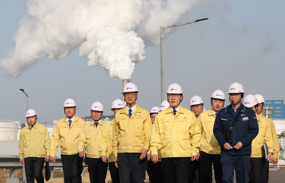 이재명 대통령이 26일 충남 서산 석유공사 비축기지에서 현장 점검을 하고 있다. 이 대통령 왼쪽은 손주석 한국석유공사 사장. 서산 뉴스1