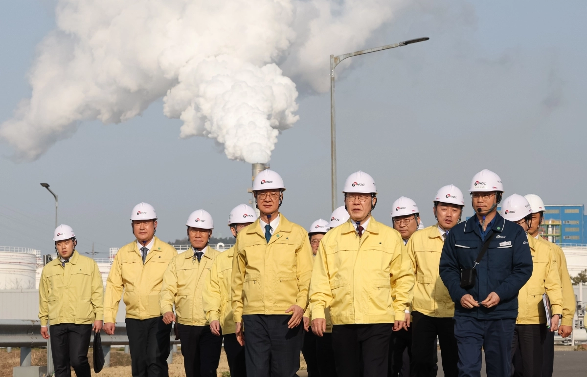 이재명 대통령이 26일 충남 서산 석유공사 비축기지에서 현장 점검을 하고 있다. 이 대통령 왼쪽은 손주석 한국석유공사 사장. 서산 뉴스1