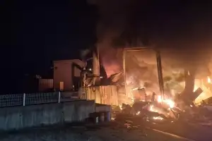 충북 음성 필름 제조공장서 불…야산 번져 대응 1단계