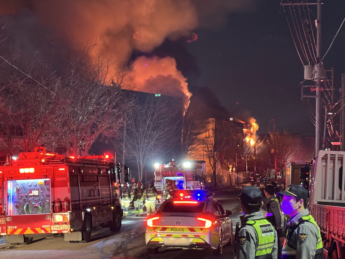 대구 동구 방촌동에 있는 한 공장에서 26일 오후 화재가 발생해 소방 당국이 대응 1단계를 발령하고 진화하고 있다. 연합뉴스