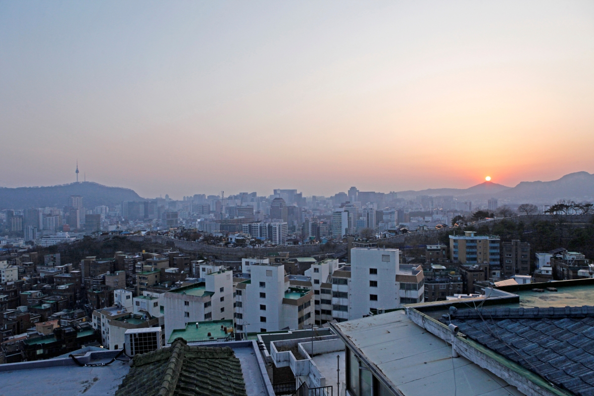 이화동 낙산5길은 한양도성 일대보다 10~15m가 높아 성곽과 그 너머 시가지 풍경까지 품는다.