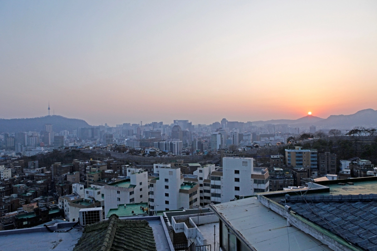이화동 낙산5길은 한양도성 일대보다 10~15m가 높아 성곽과 그 너머 시가지 풍경까지 품는다.